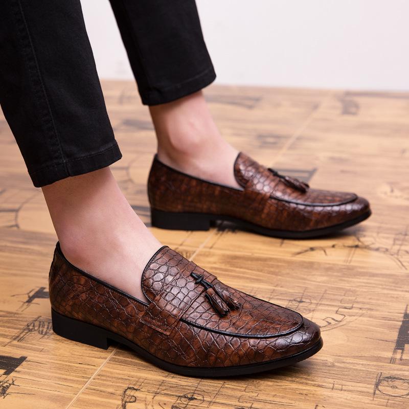 2024new spring men's British wind foreign trade large size pointed shoes pattern casual trend breathable men's shoes