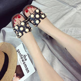 Korean style women's sandals. Rubber soles, slip-on style, pearl pattern, soft soles, beautiful and chic design, lightweight, comfortable to wear, cute. (white)