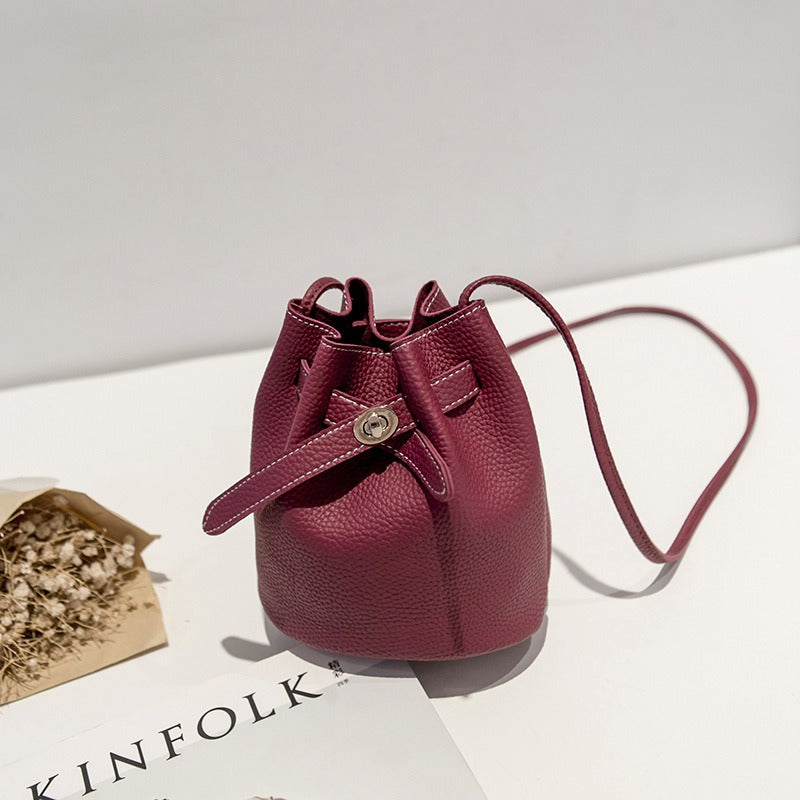 Guangzhou supply 2024 new simple bucket bag wide-band lock small bag Korean version casual solid color single shoulder