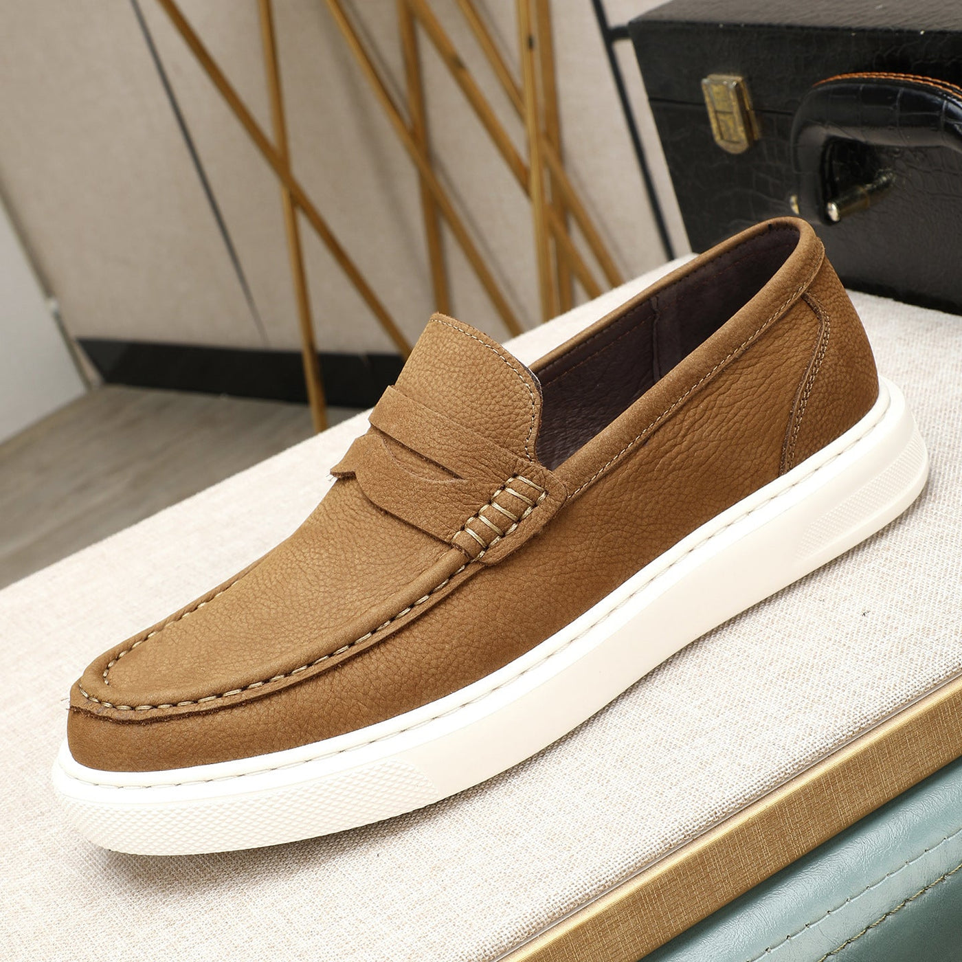 Modern casual lightweight loafers 2026 new matte cowhide urban trendy old money style slip-on men's 6