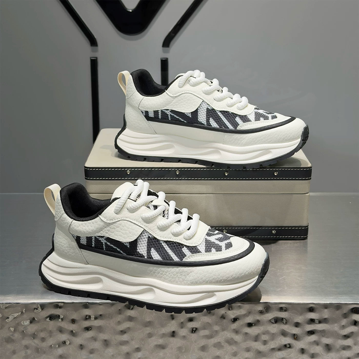 Men's Breathable Mesh Low-Top Lightweight Trendy Skate Shoes