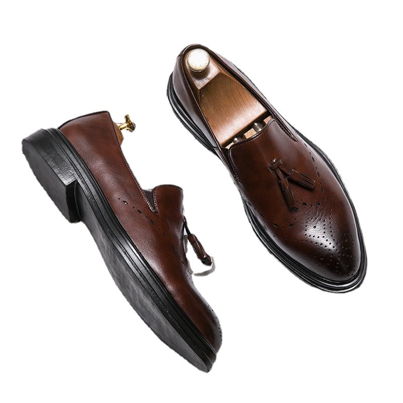 Leisure pointy leather shoes men's England one pedal Brock carve patterns or designs on woodwork men's shoes Korean tassel small leather shoes men's tide