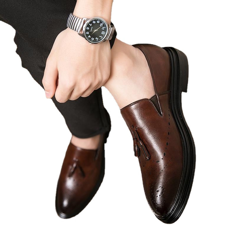 Leisure pointy leather shoes men's England one pedal Brock carve patterns or designs on woodwork men's shoes Korean tassel small leather shoes men's tide